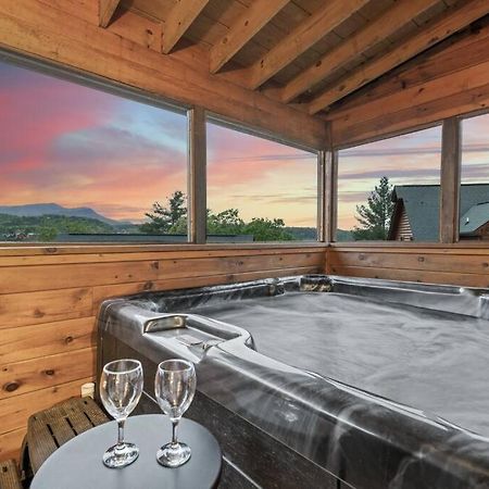 Cozy Cabin In The Smokies!!! Fully Furnished And Complete With Community Indoor And Outdoor Pools And Spas, Game And Fitness Rooms As Well As A Private Hot Tub Пиджен-Фордж Экстерьер фото