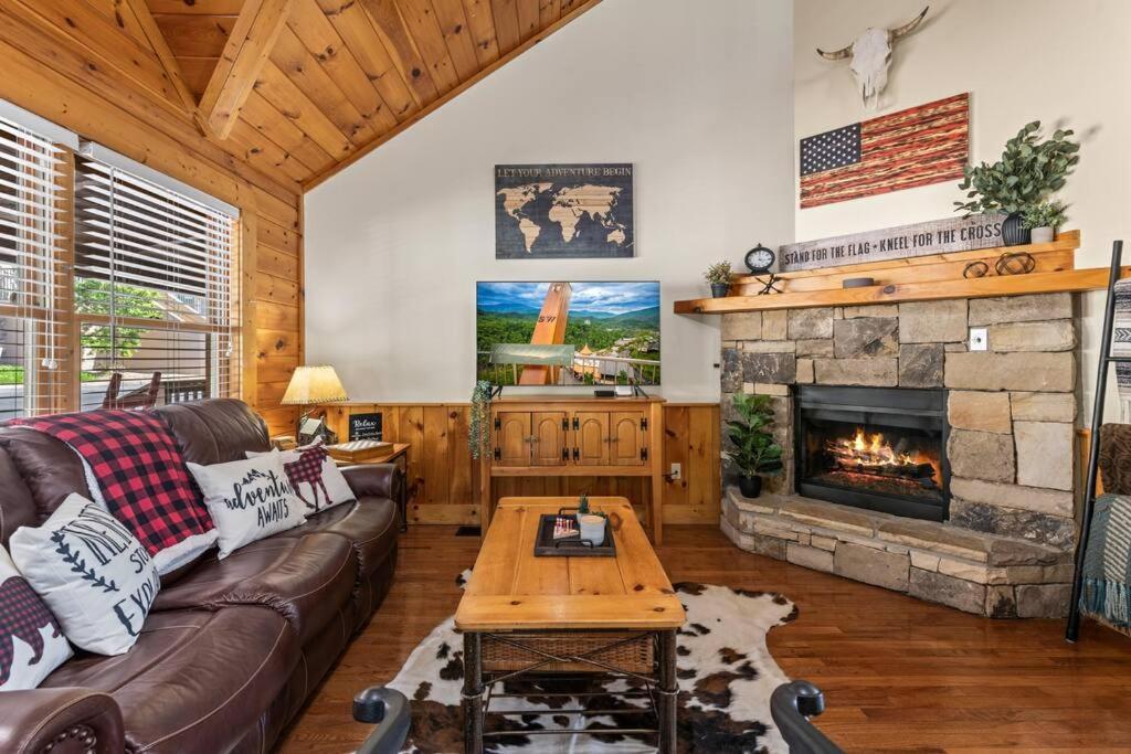 Cozy Cabin In The Smokies!!! Fully Furnished And Complete With Community Indoor And Outdoor Pools And Spas, Game And Fitness Rooms As Well As A Private Hot Tub Пиджен-Фордж Экстерьер фото