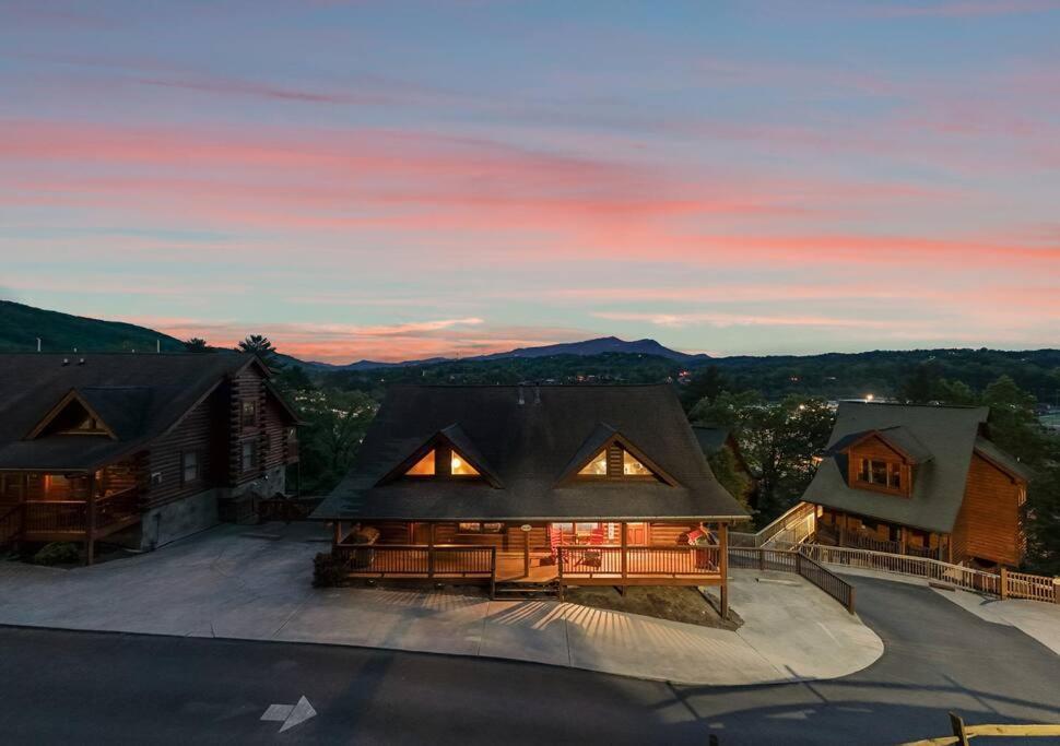 Cozy Cabin In The Smokies!!! Fully Furnished And Complete With Community Indoor And Outdoor Pools And Spas, Game And Fitness Rooms As Well As A Private Hot Tub Пиджен-Фордж Экстерьер фото
