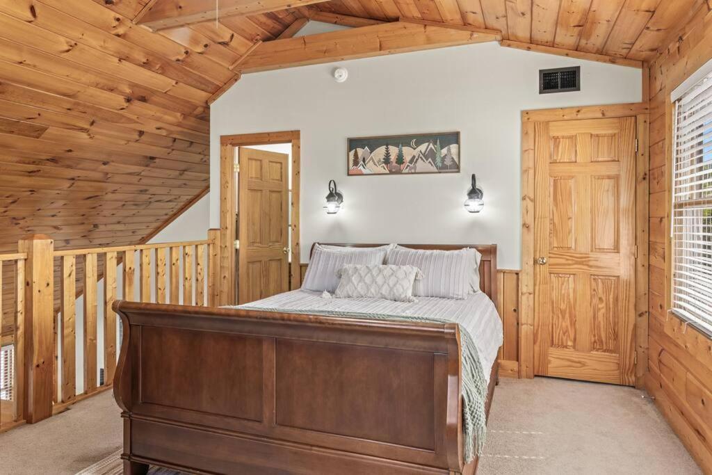 Cozy Cabin In The Smokies!!! Fully Furnished And Complete With Community Indoor And Outdoor Pools And Spas, Game And Fitness Rooms As Well As A Private Hot Tub Пиджен-Фордж Экстерьер фото
