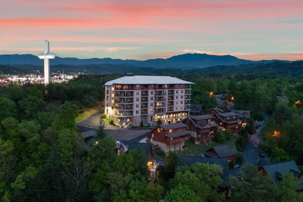 Cozy Cabin In The Smokies!!! Fully Furnished And Complete With Community Indoor And Outdoor Pools And Spas, Game And Fitness Rooms As Well As A Private Hot Tub Пиджен-Фордж Экстерьер фото