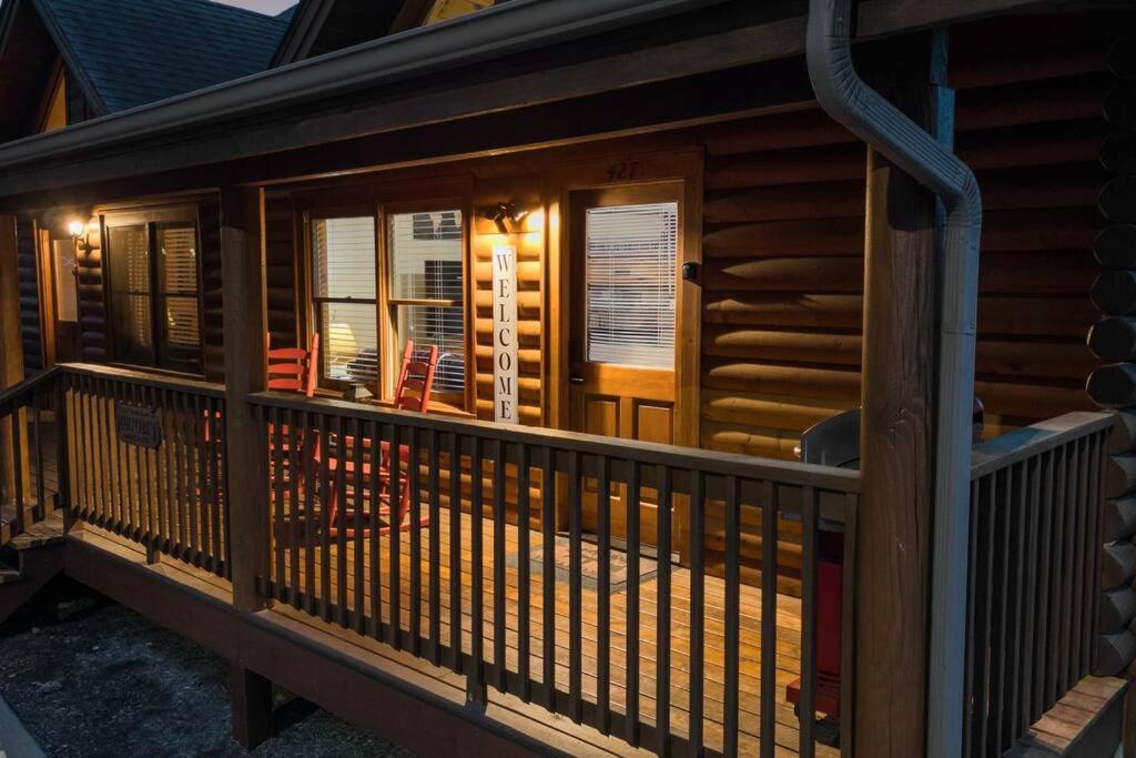 Cozy Cabin In The Smokies!!! Fully Furnished And Complete With Community Indoor And Outdoor Pools And Spas, Game And Fitness Rooms As Well As A Private Hot Tub Пиджен-Фордж Экстерьер фото