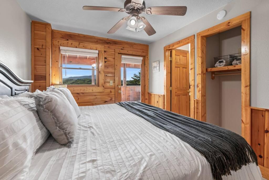 Cozy Cabin In The Smokies!!! Fully Furnished And Complete With Community Indoor And Outdoor Pools And Spas, Game And Fitness Rooms As Well As A Private Hot Tub Пиджен-Фордж Экстерьер фото