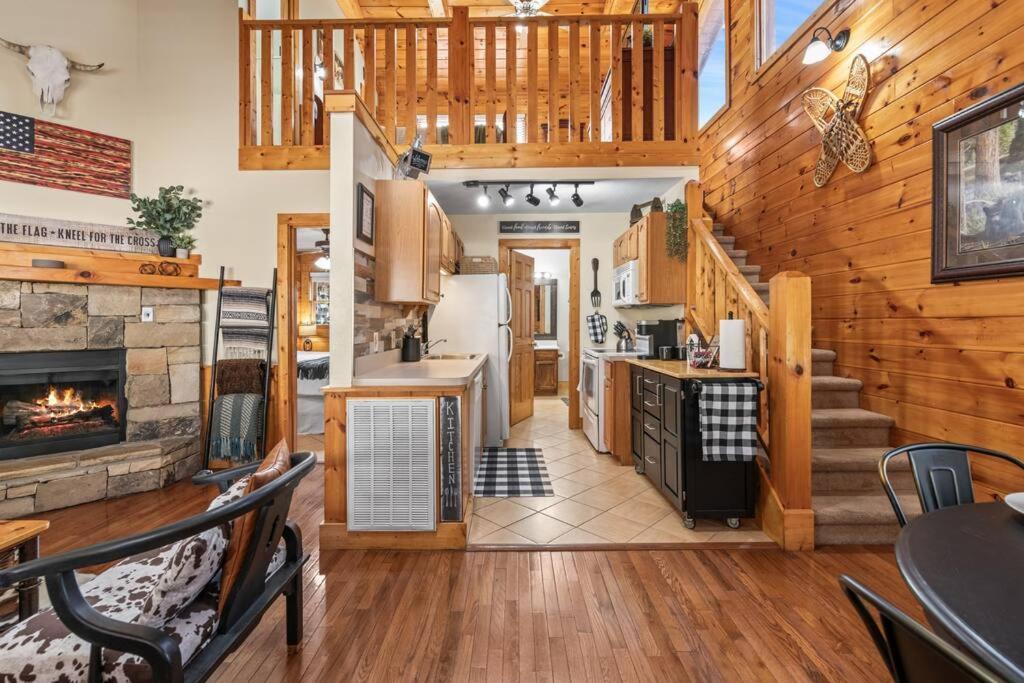 Cozy Cabin In The Smokies!!! Fully Furnished And Complete With Community Indoor And Outdoor Pools And Spas, Game And Fitness Rooms As Well As A Private Hot Tub Пиджен-Фордж Экстерьер фото