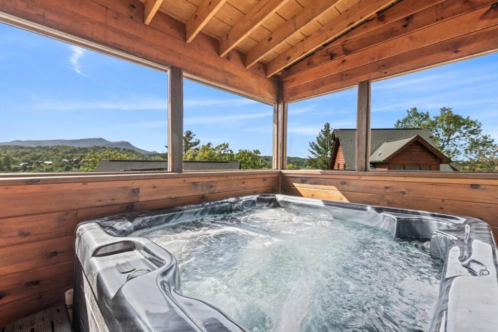 Cozy Cabin In The Smokies!!! Fully Furnished And Complete With Community Indoor And Outdoor Pools And Spas, Game And Fitness Rooms As Well As A Private Hot Tub Пиджен-Фордж Экстерьер фото