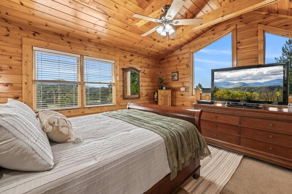Cozy Cabin In The Smokies!!! Fully Furnished And Complete With Community Indoor And Outdoor Pools And Spas, Game And Fitness Rooms As Well As A Private Hot Tub Пиджен-Фордж Экстерьер фото