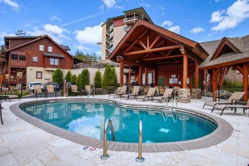 Cozy Cabin In The Smokies!!! Fully Furnished And Complete With Community Indoor And Outdoor Pools And Spas, Game And Fitness Rooms As Well As A Private Hot Tub Пиджен-Фордж Экстерьер фото