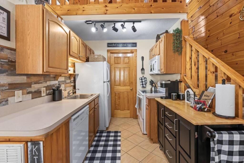 Cozy Cabin In The Smokies!!! Fully Furnished And Complete With Community Indoor And Outdoor Pools And Spas, Game And Fitness Rooms As Well As A Private Hot Tub Пиджен-Фордж Экстерьер фото