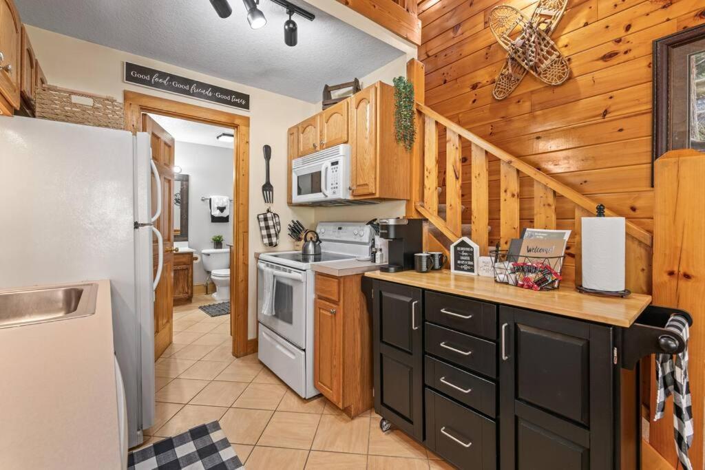 Cozy Cabin In The Smokies!!! Fully Furnished And Complete With Community Indoor And Outdoor Pools And Spas, Game And Fitness Rooms As Well As A Private Hot Tub Пиджен-Фордж Экстерьер фото