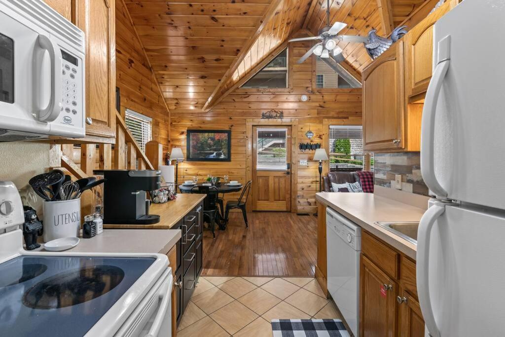 Cozy Cabin In The Smokies!!! Fully Furnished And Complete With Community Indoor And Outdoor Pools And Spas, Game And Fitness Rooms As Well As A Private Hot Tub Пиджен-Фордж Экстерьер фото