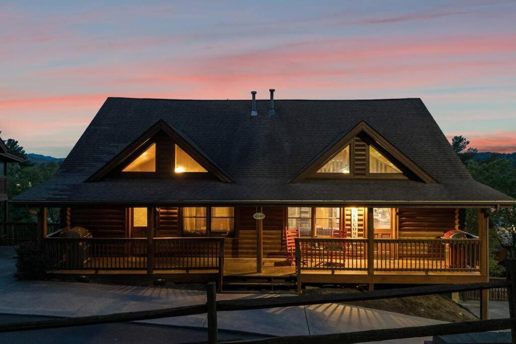 Cozy Cabin In The Smokies!!! Fully Furnished And Complete With Community Indoor And Outdoor Pools And Spas, Game And Fitness Rooms As Well As A Private Hot Tub Пиджен-Фордж Экстерьер фото