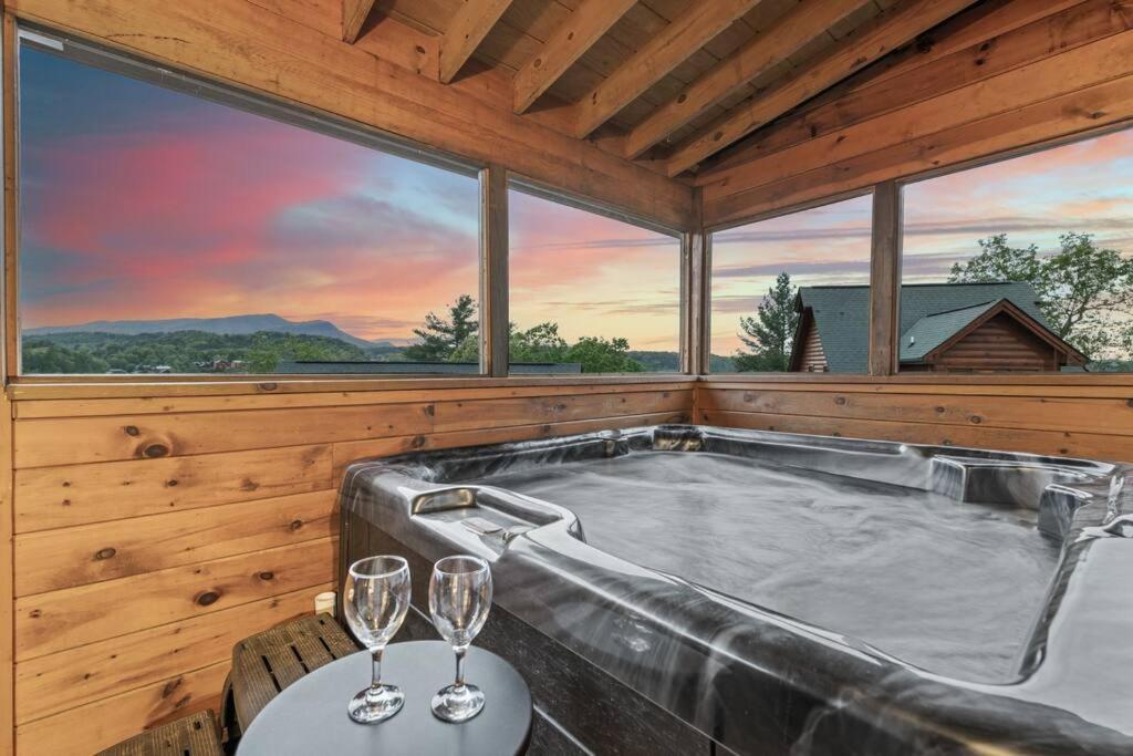 Cozy Cabin In The Smokies!!! Fully Furnished And Complete With Community Indoor And Outdoor Pools And Spas, Game And Fitness Rooms As Well As A Private Hot Tub Пиджен-Фордж Экстерьер фото