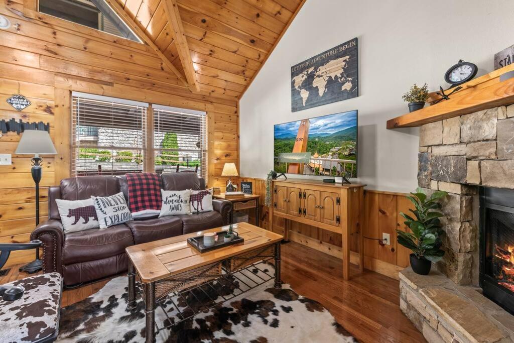 Cozy Cabin In The Smokies!!! Fully Furnished And Complete With Community Indoor And Outdoor Pools And Spas, Game And Fitness Rooms As Well As A Private Hot Tub Пиджен-Фордж Экстерьер фото